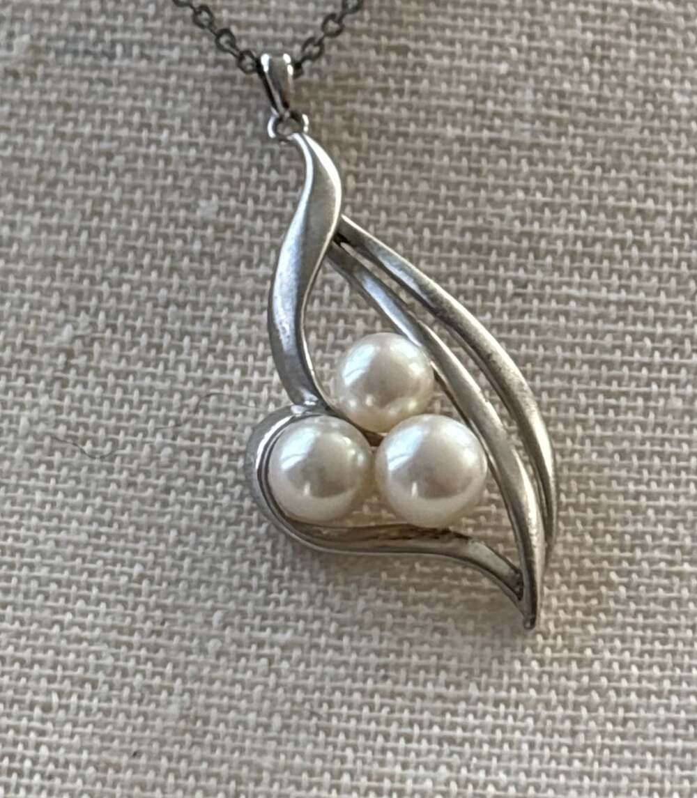 Mikimoto Sterling Silver Akoya 6.5-7.5mm Triple Pearl Pendant Modern Minimalist